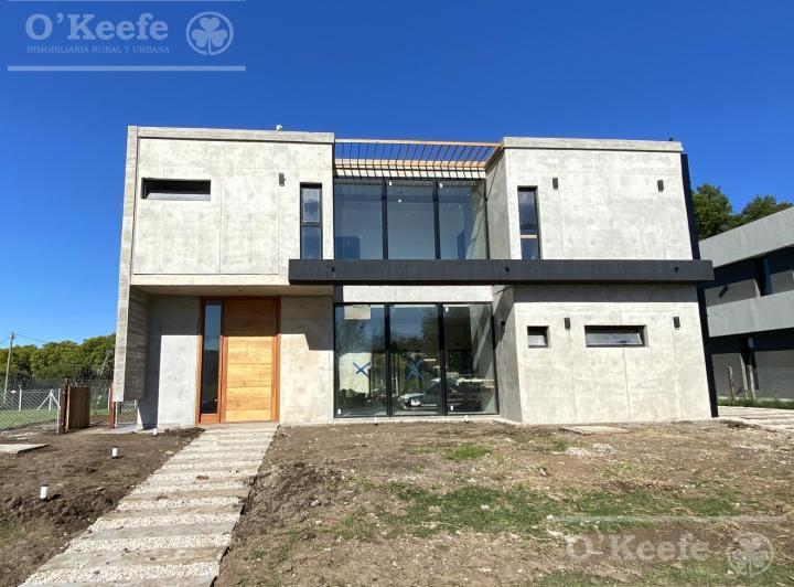 Casa · 227m² · 5 Ambientes · 2 Cocheras