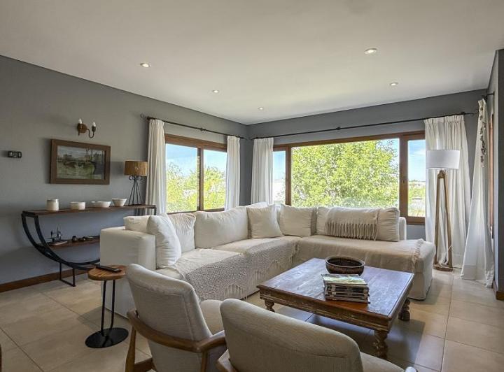 Casa · 303m² · 6 Ambientes · 1 Cochera