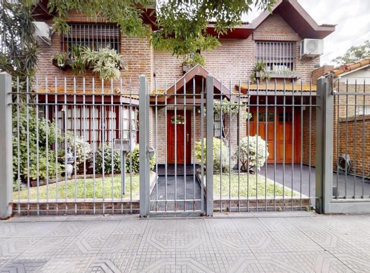 Casa · 245m² · 6 Ambientes · 1 Cochera