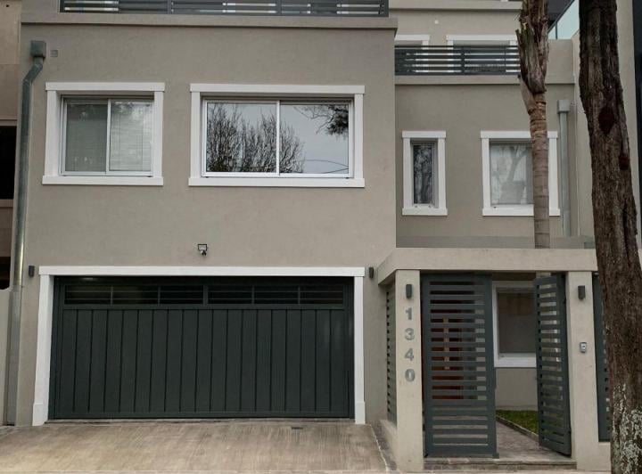 Casa · 330m² · 5 Ambientes · 2 Cocheras