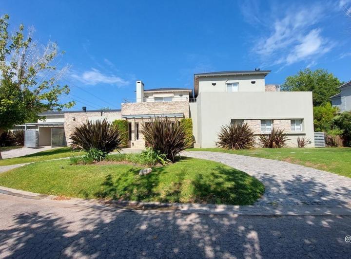 Casa · 300m² · 6 Ambientes · 2 Cocheras