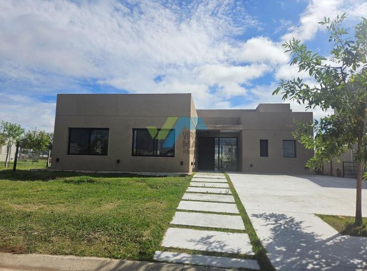 Casa · 159m² · 5 Ambientes · 3 Cocheras