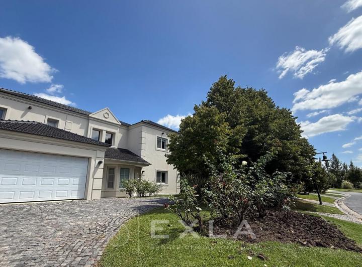 Casa · 345m² · 6 Ambientes · 1 Cochera