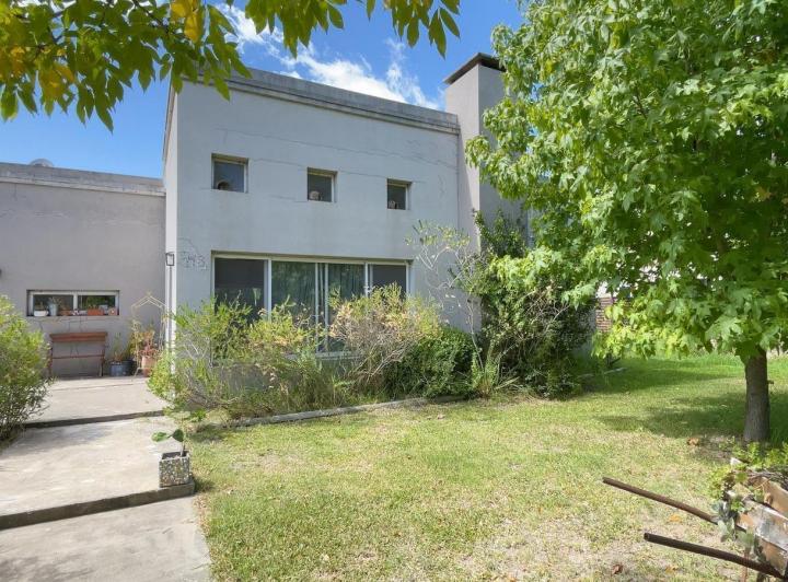 Casa · 131m² · 4 Ambientes · 2 Cocheras