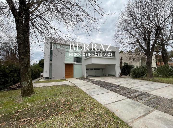 Casa · 420m² · 8 Ambientes · 5 Cocheras