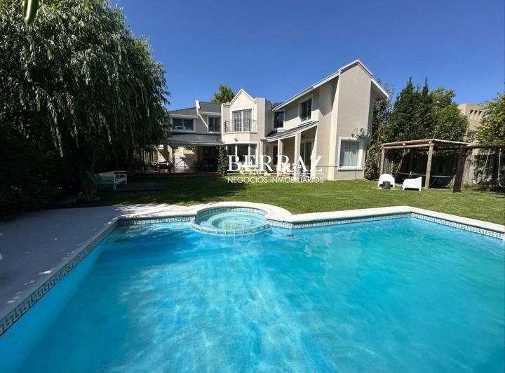 Casa · 240m² · 5 Ambientes · 1 Cochera