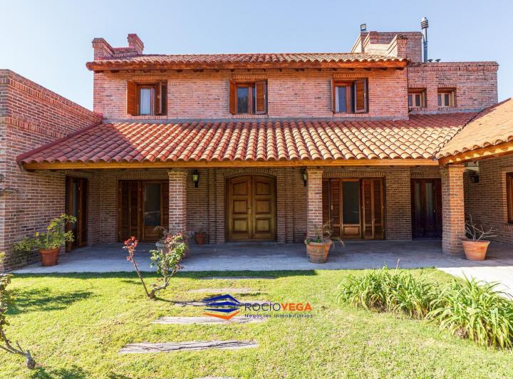 Casa · 450m² · 6 Ambientes · 2 Cocheras