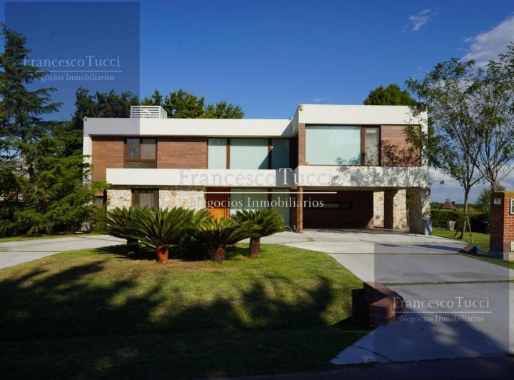 Casa · 400m² · 5 Ambientes · 2 Cocheras