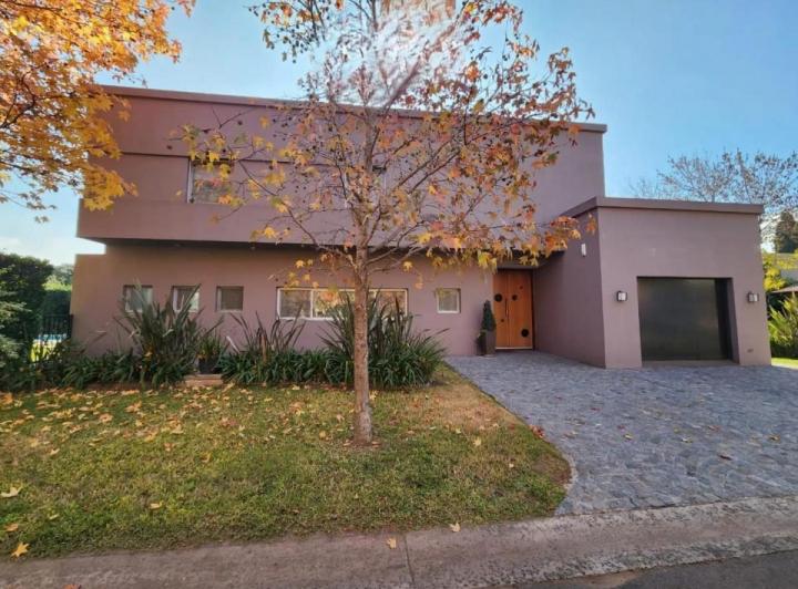 Casa · 270m² · 5 Ambientes · 7 Cocheras