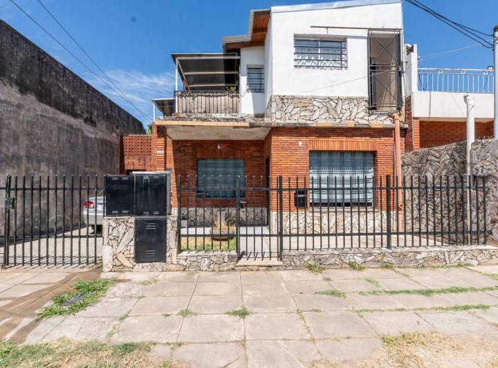 Casa · 227m² · 8 Ambientes · 1 Cochera