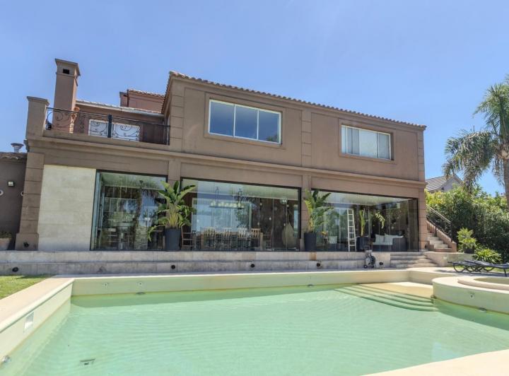 Casa · 560m² · 5 Ambientes · 4 Cocheras