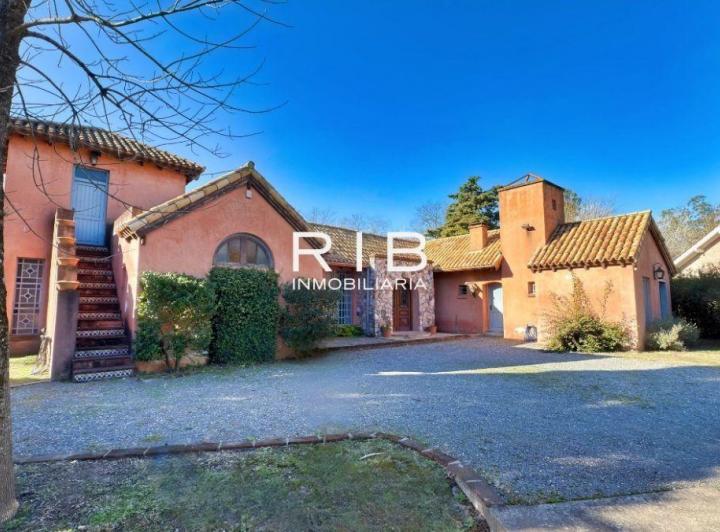 Casa · 220m² · 4 Ambientes · 3 Cocheras