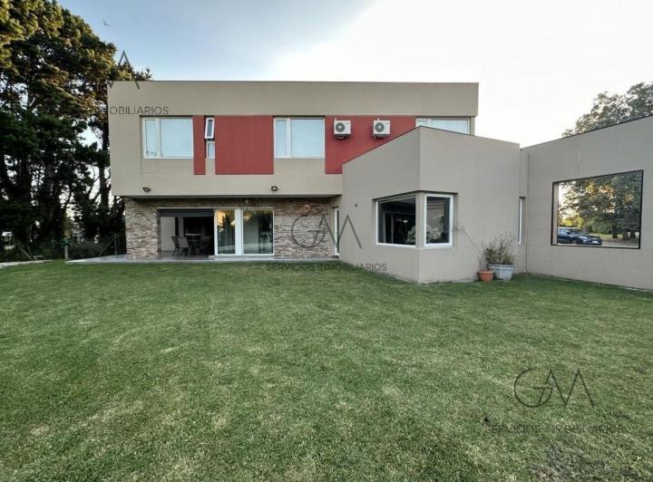 Casa · 220m² · 4 Ambientes