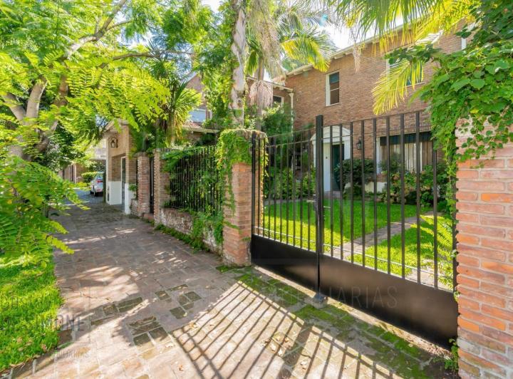 Casa · 240m² · 5 Ambientes · 1 Cochera