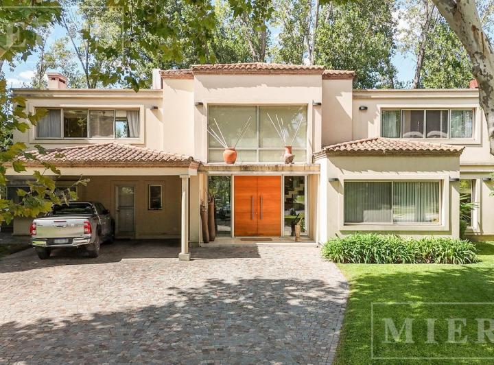 Casa · 340m² · 8 Ambientes · 2 Cocheras