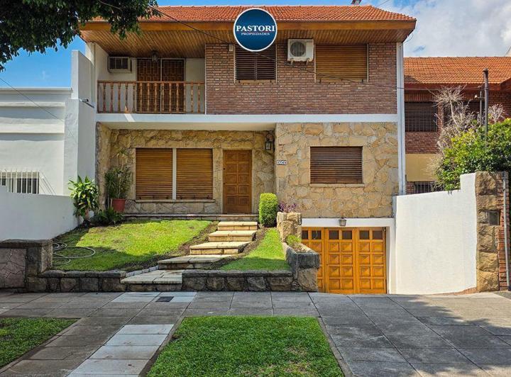 Casa · 240m² · 5 Ambientes · 2 Cocheras