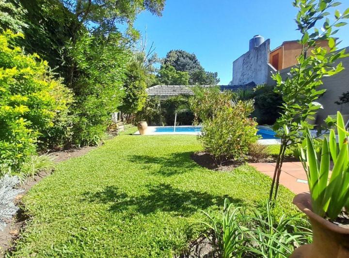 Casa · 305m² · 6 Ambientes · 2 Cocheras