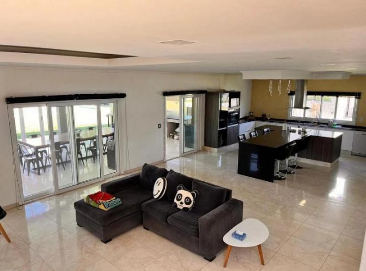 Casa · 320m² · 6 Ambientes