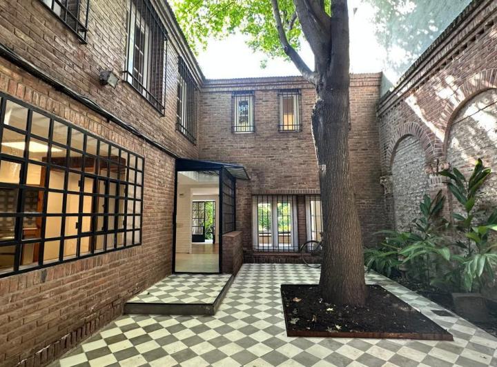 Casa · 330m² · 6 Ambientes · 1 Cochera