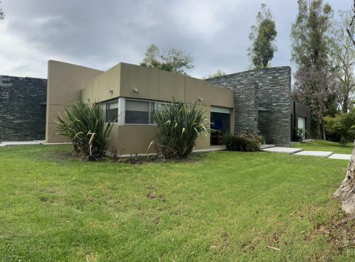 Casa · 400m² · 5 Ambientes · 2 Cocheras