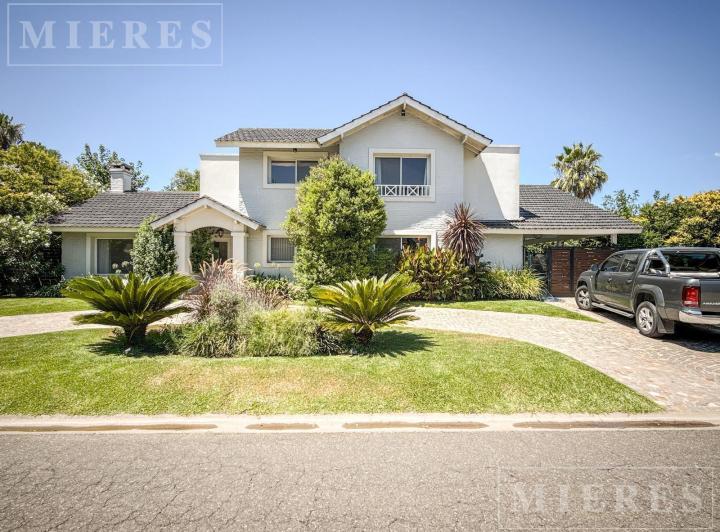 Casa · 241m² · 6 Ambientes · 4 Cocheras