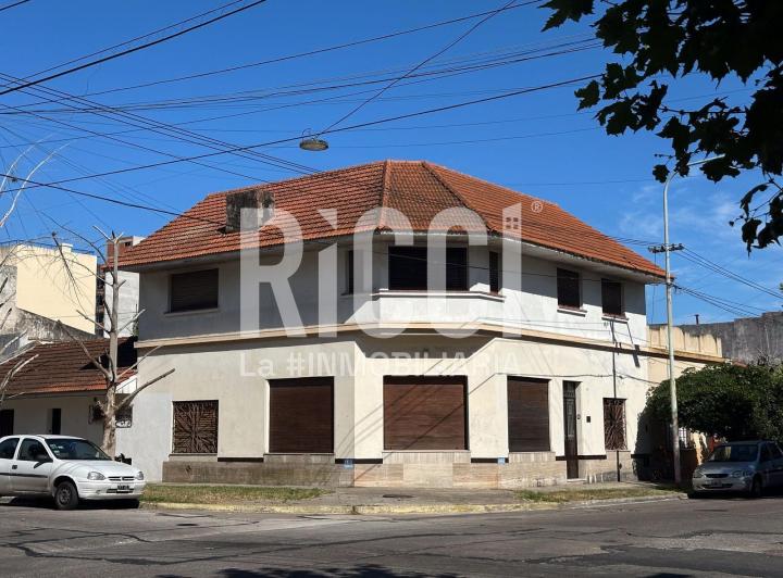 Casa · 251m² · 6 Ambientes · 1 Cochera