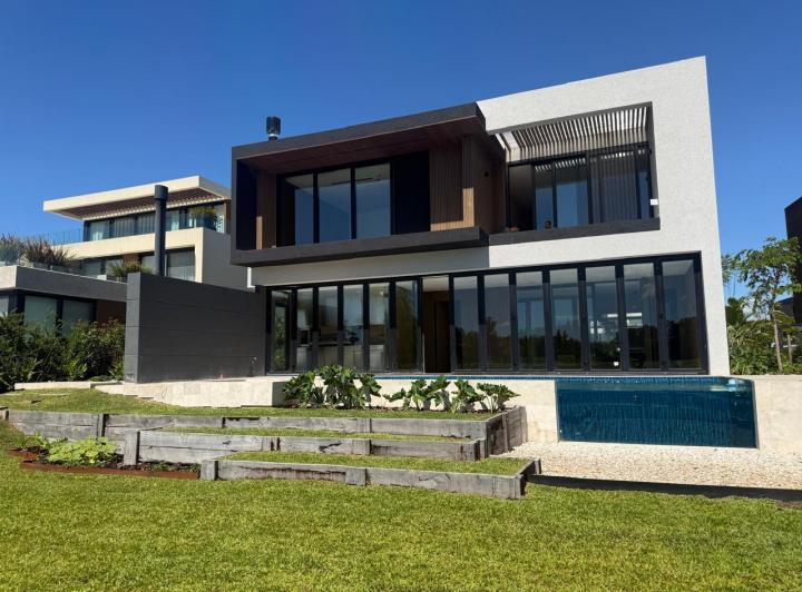 Casa · 908m² · 7 Ambientes · 4 Cocheras