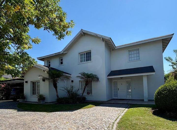 Casa · 228m² · 6 Ambientes · 1 Cochera