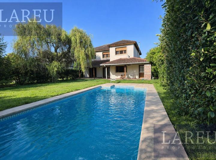 Casa · 247m² · 7 Ambientes · 2 Cocheras