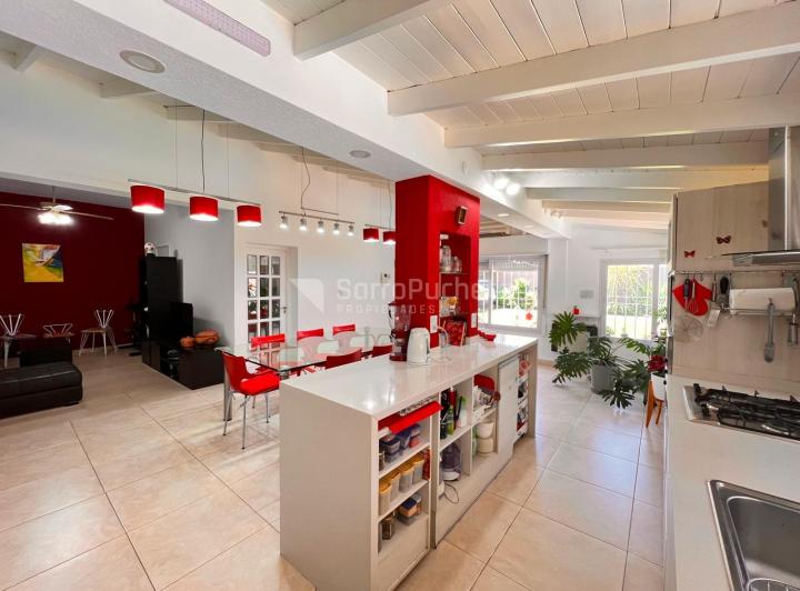 Casa · 270m² · 4 Ambientes · 4 Cocheras
