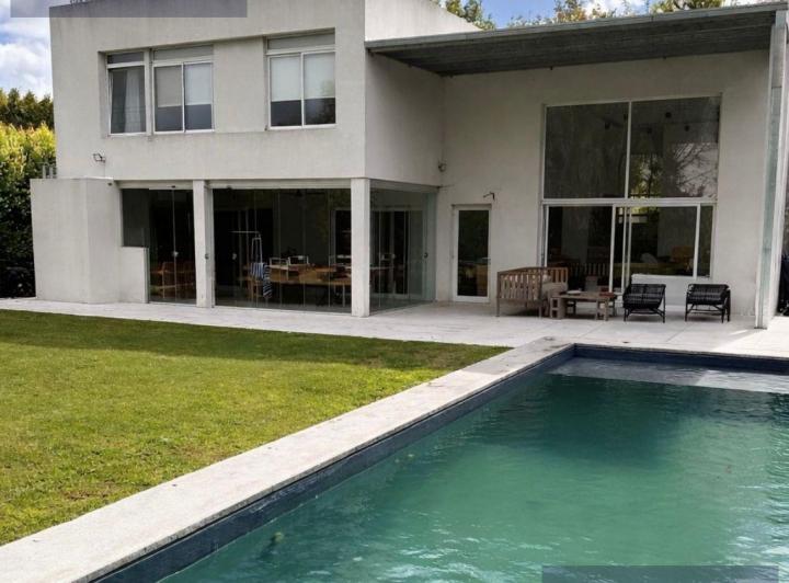 Casa · 297m² · 8 Ambientes