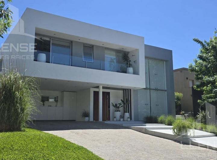 Casa · 302m² · 5 Ambientes · 2 Cocheras