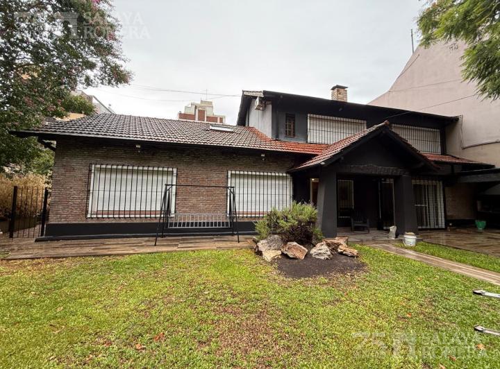 Casa · 374m² · 7 Ambientes · 2 Cocheras