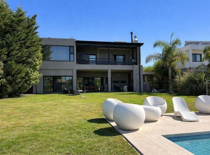Casa · 240m² · 5 Ambientes · 2 Cocheras