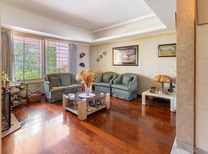 Casa · 340m² · 4 Ambientes · 2 Cocheras
