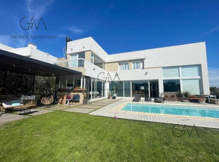 Casa · 280m² · 5 Ambientes · 2 Cocheras
