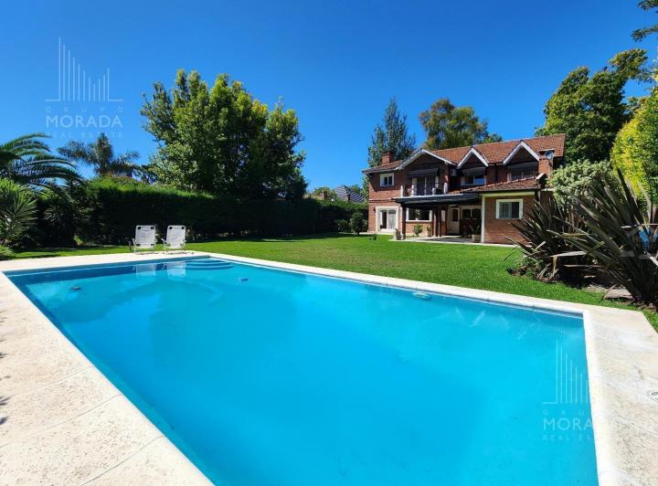Casa · 250m² · 5 Ambientes · 4 Cocheras