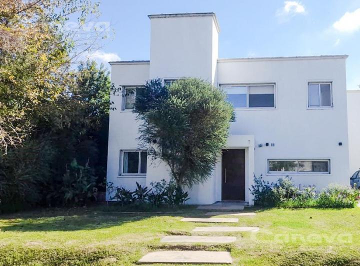 Casa · 160m² · 6 Ambientes · 2 Cocheras