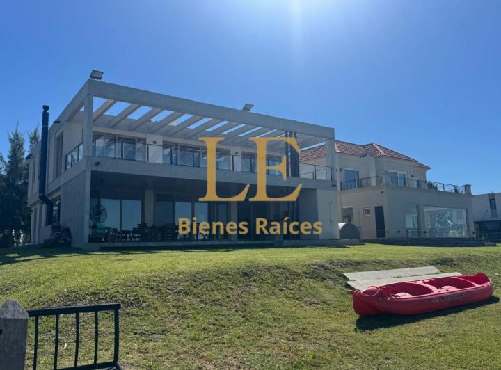 Casa · 322m² · 5 Ambientes · 3 Cocheras