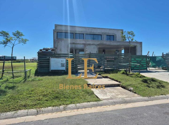Casa · 360m² · 6 Ambientes · 5 Cocheras