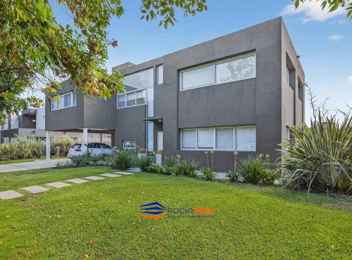 Casa · 253m² · 6 Ambientes · 4 Cocheras