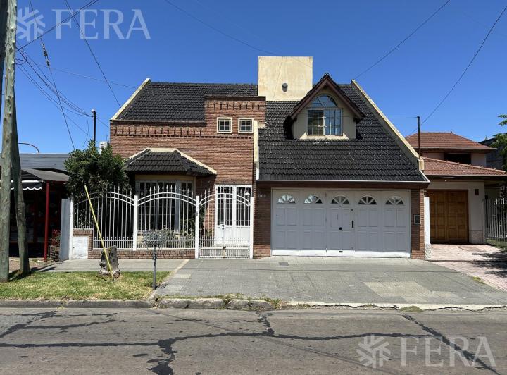 Casa · 203m² · 5 Ambientes · 1 Cochera