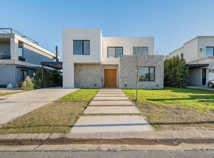 Casa · 266m² · 5 Ambientes · 2 Cocheras