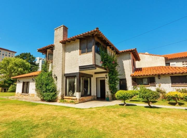 Casa · 300m² · 6 Ambientes · 2 Cocheras