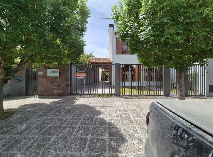 Casa · 394m² · 8 Ambientes · 1 Cochera