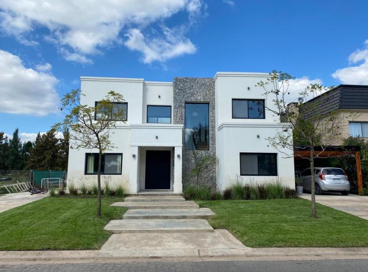 Casa · 300m² · 7 Ambientes