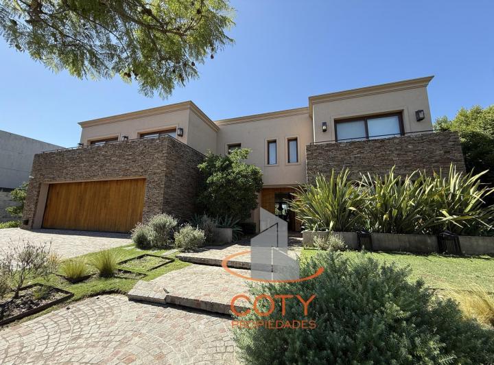 Casa · 540m² · 8 Ambientes · 4 Cocheras