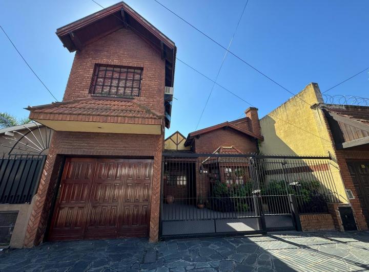Casa · 180m² · 4 Ambientes · 2 Cocheras