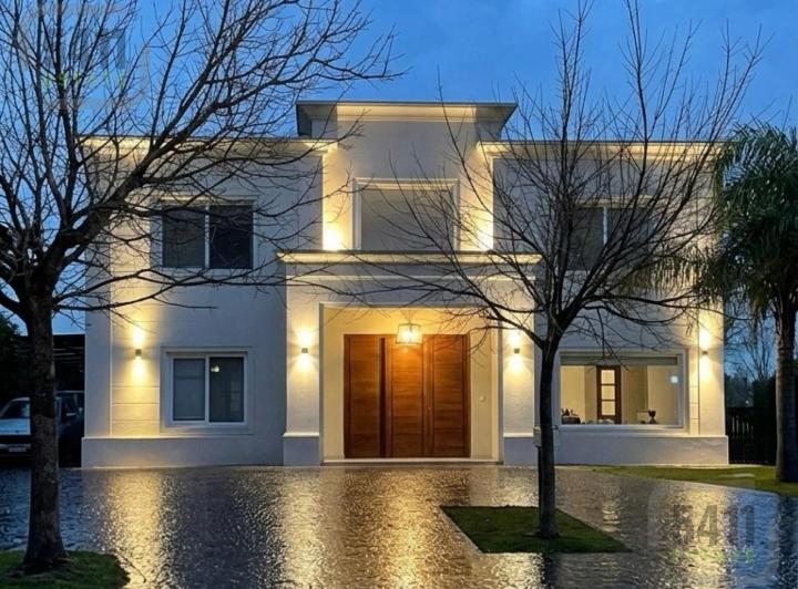 Casa · 294m² · 7 Ambientes · 6 Cocheras