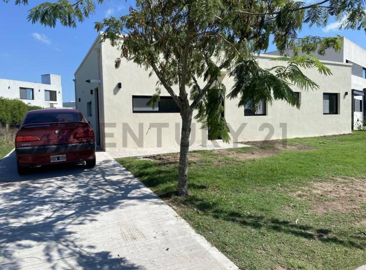 Casa · 104m² · 4 Ambientes · 3 Cocheras